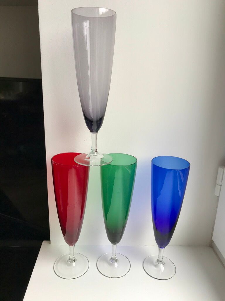 Set of 4 champagne flutes in colored glass 70s
