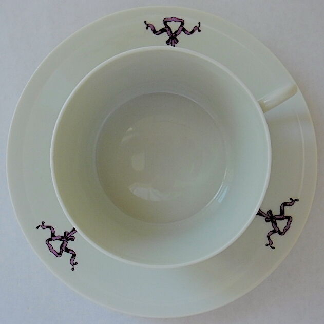 Suite de six tasses à thé et leurs sous-tasses en porcelaine par Singer, Limoges