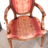 Paire de fauteuils cabriolets style louis xvi médaillon