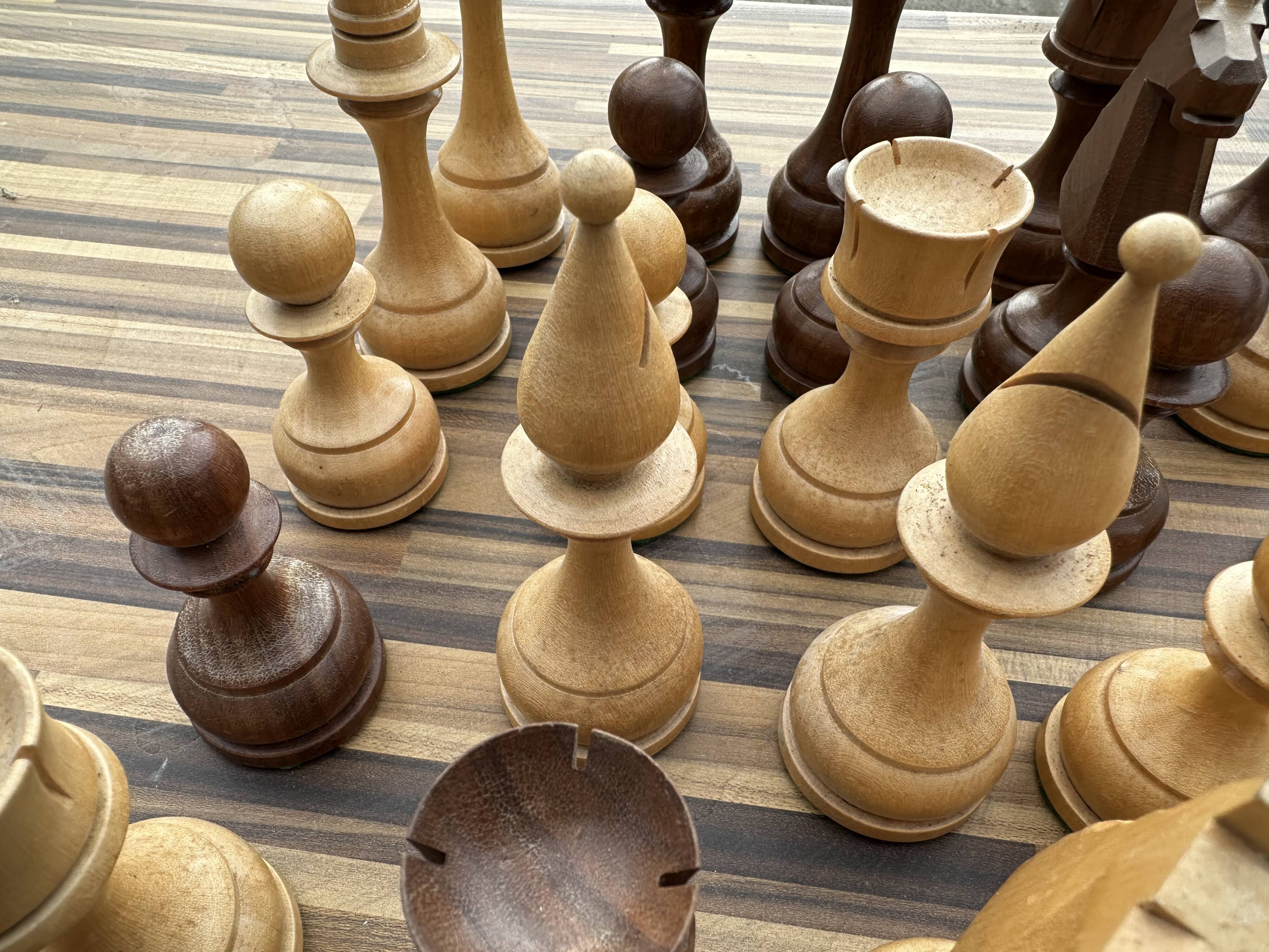 32 Staunton chess pieces in turned boxwood