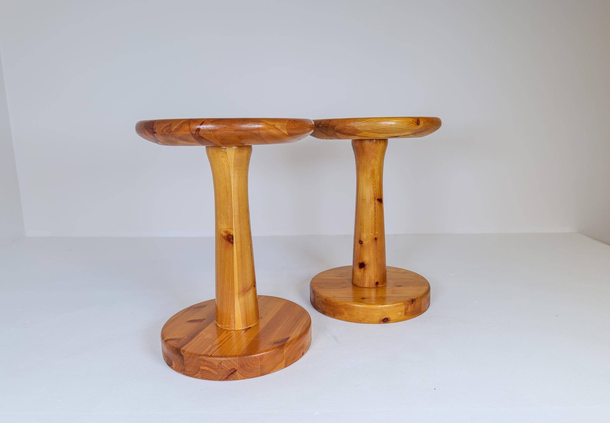 Pair of modern minimalist Scandinavian stools in pine, Sweden, 1970s.