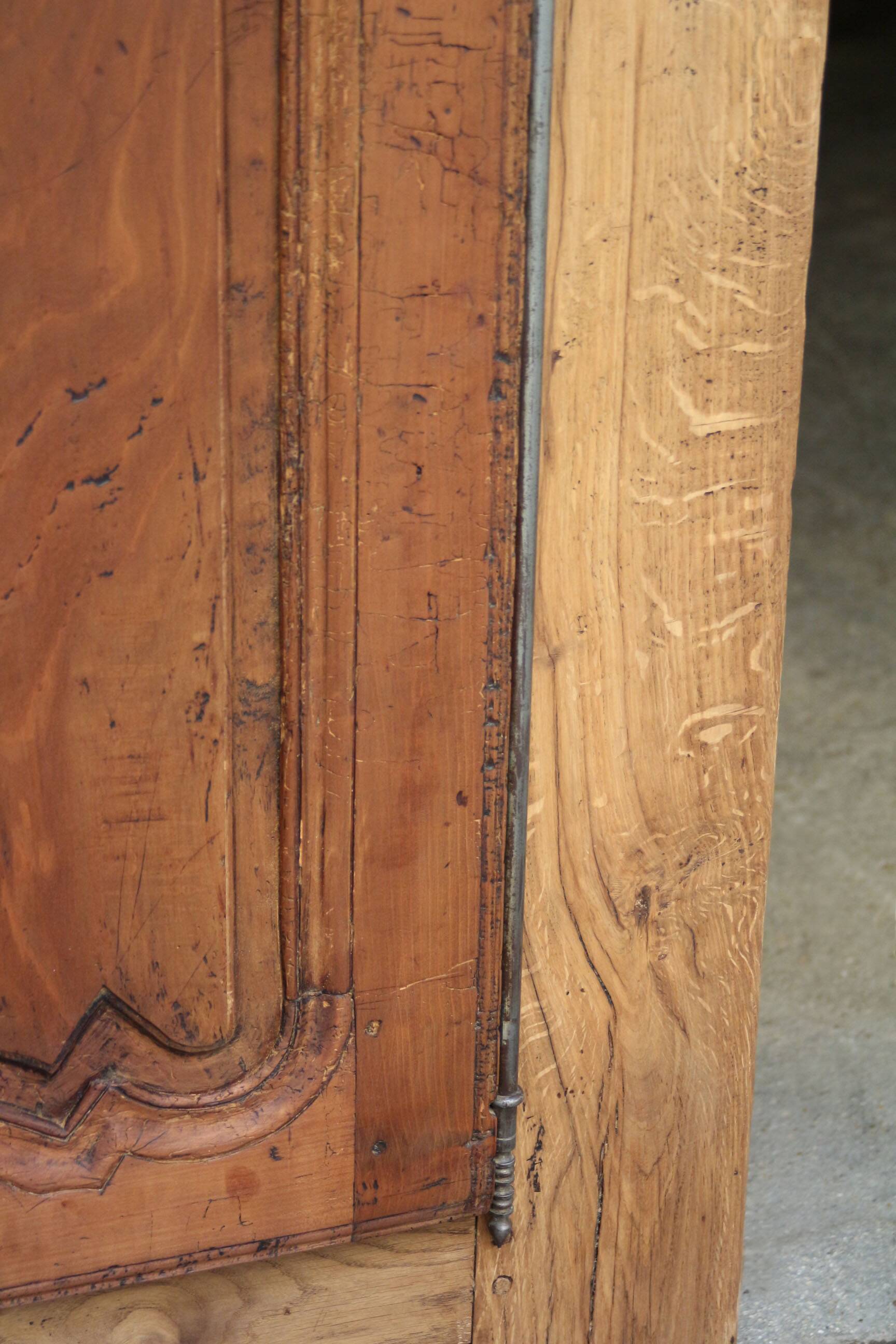 Magnifique meuble d'angle du 18eme siècle. Chêne massif et merisier.