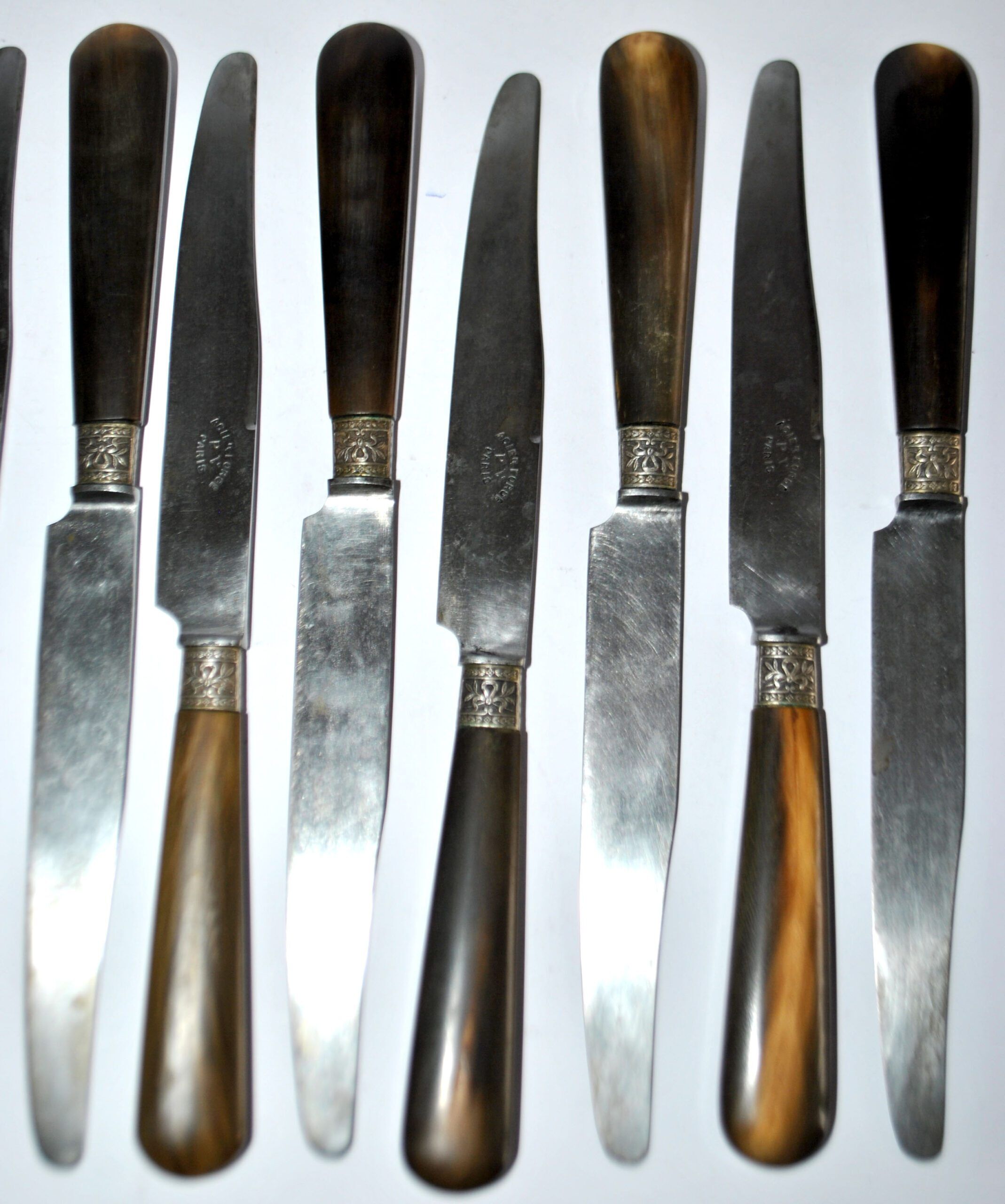 Set of 12 antique table knives from 1900 with horn handles and forged steel blades, Paris, 24.5 cm long.