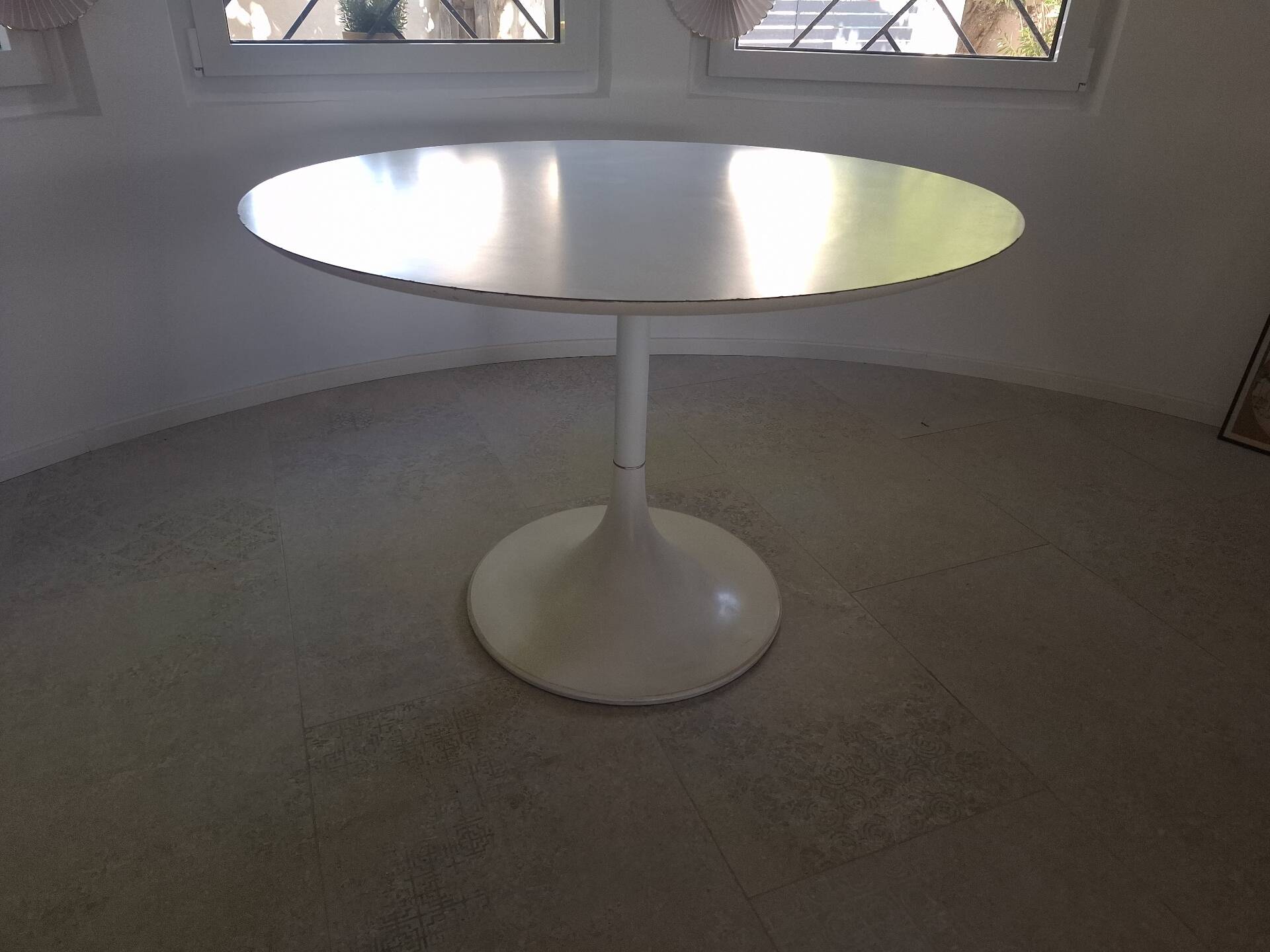 Tulip leg round table