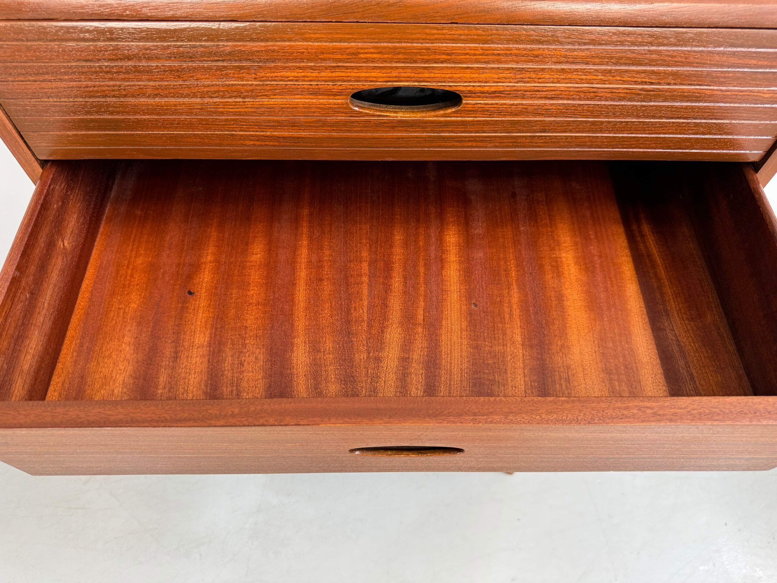 Vintage Austinsuite chest of drawers.