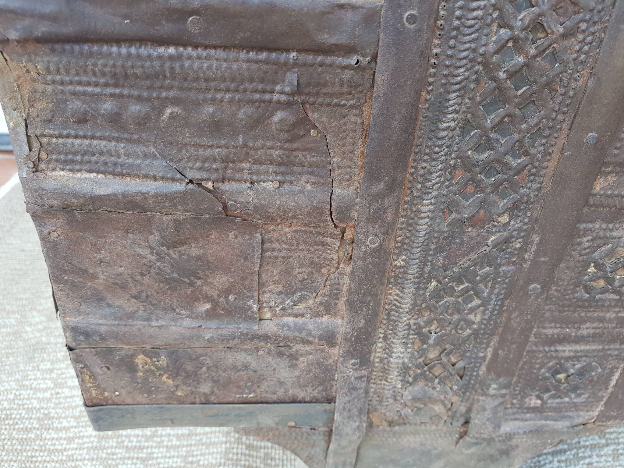Coffre ancien indien vintage  sur roues en bois début 20eme s