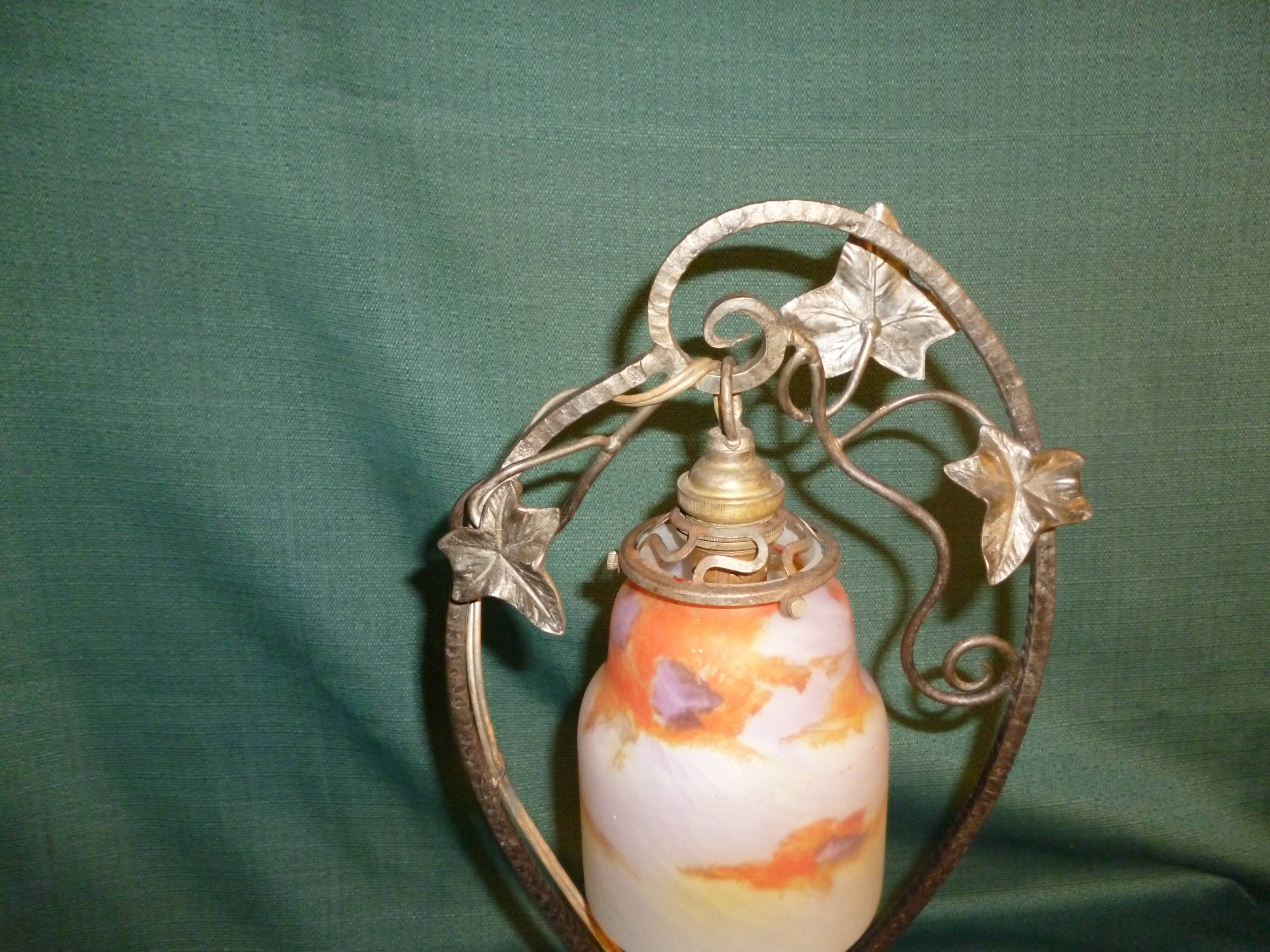 Art Deco lamp in glass paste and wrought iron leaves