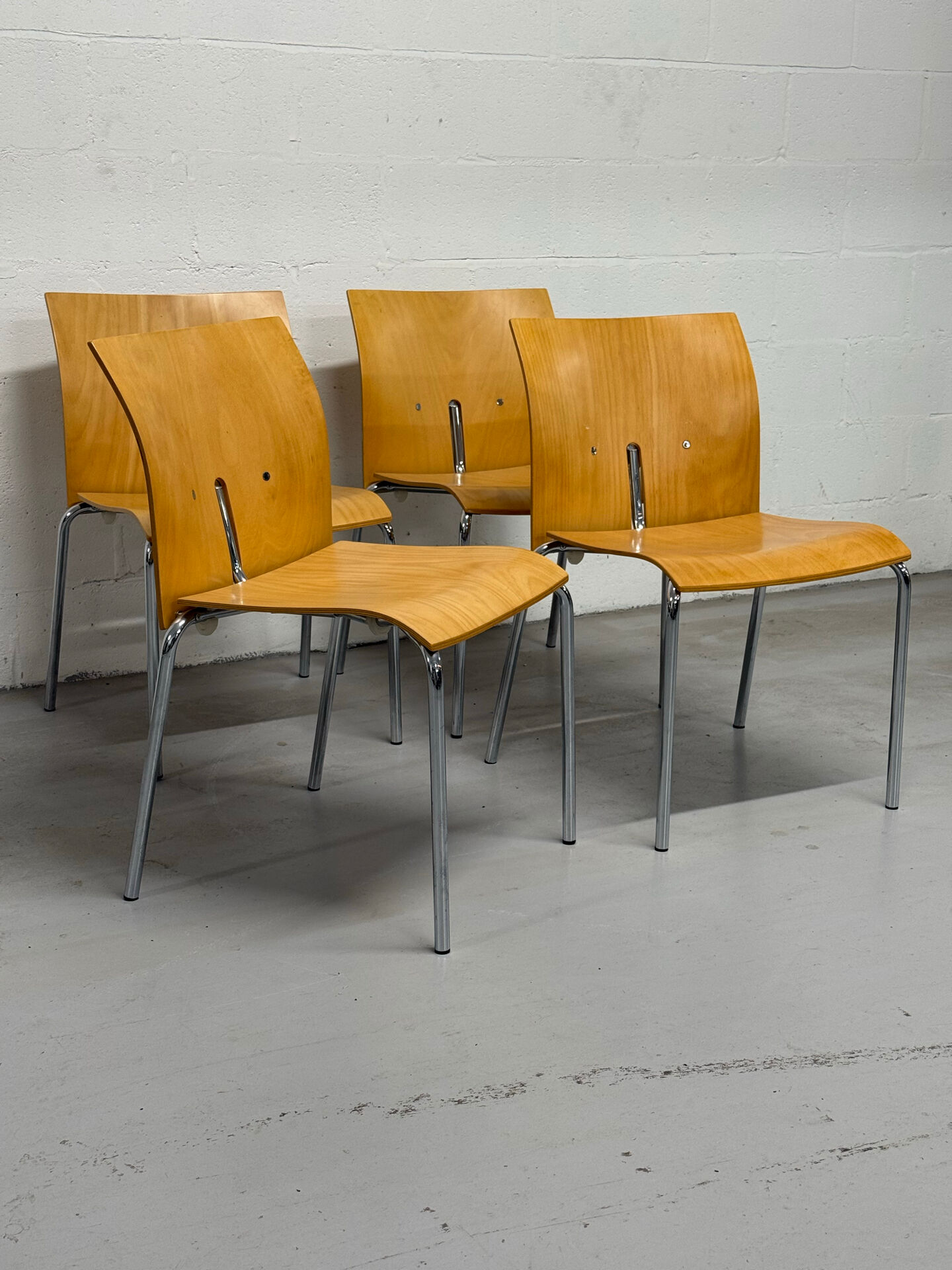 Ensemble de 4 chaises empilables vintage — Contreplaqué moulé et chrome, 199