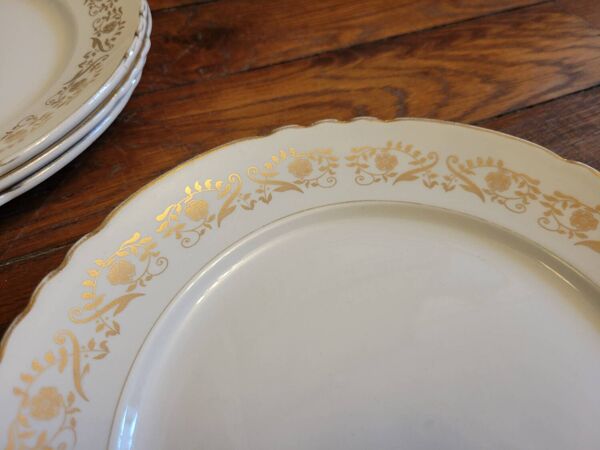 16 assiettes plates en porcelaine blanche et dorée d'Orchies