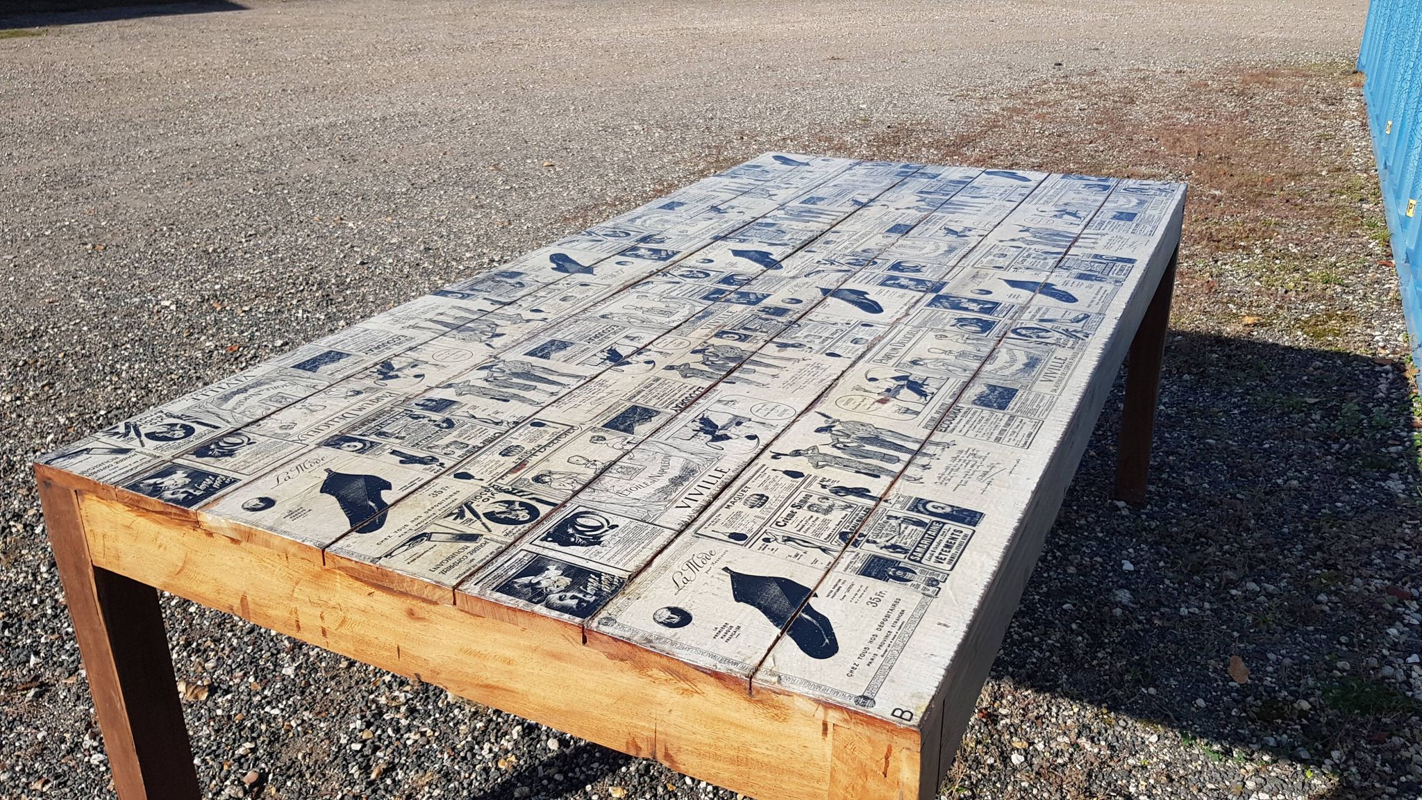Table à manger en teck avec plateau illustré