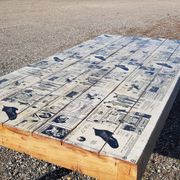 Table à manger en teck avec plateau illustré