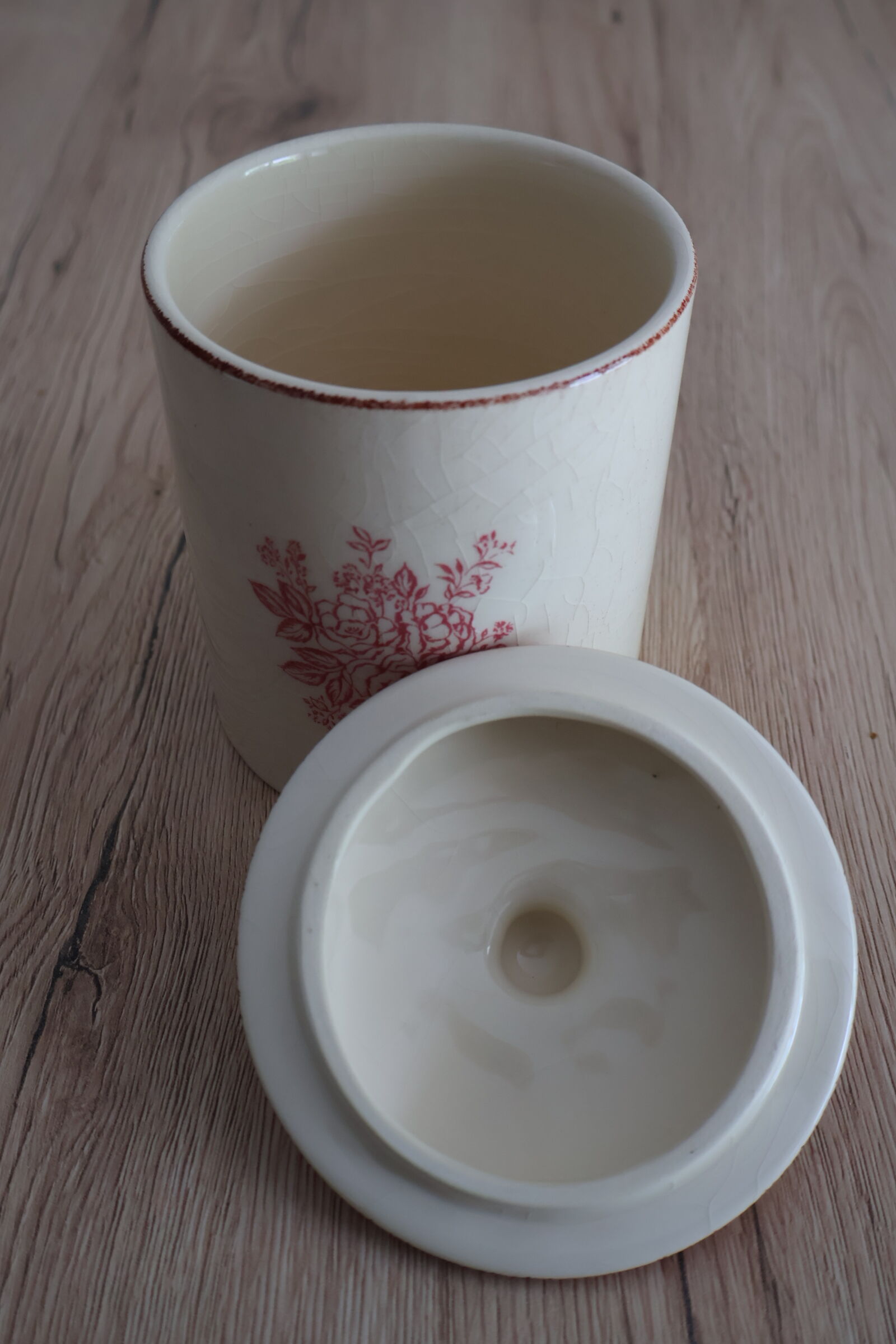 Spice jar with floral lid