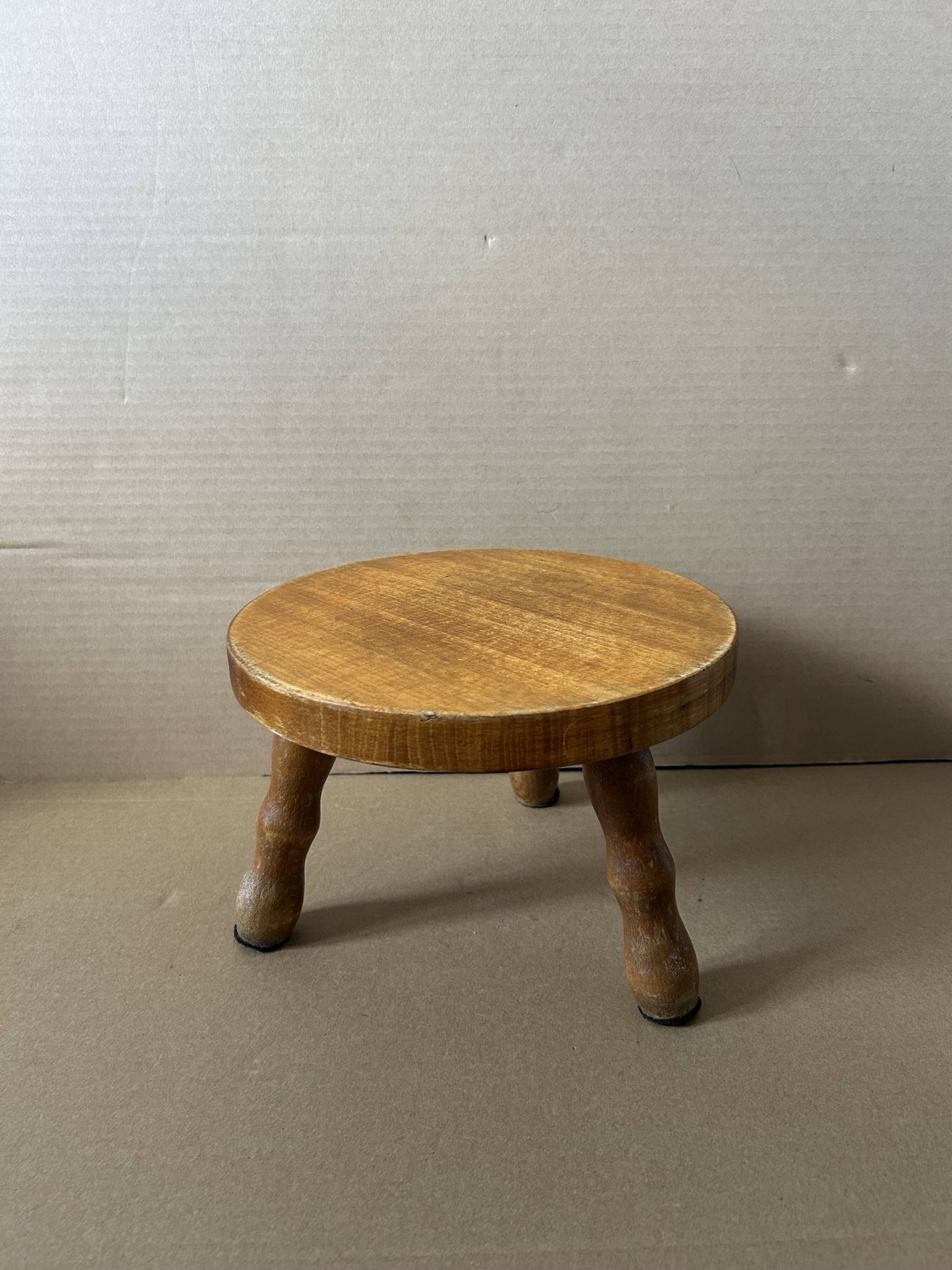 Petit tabouret en bois massif