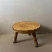 Petit tabouret en bois massif