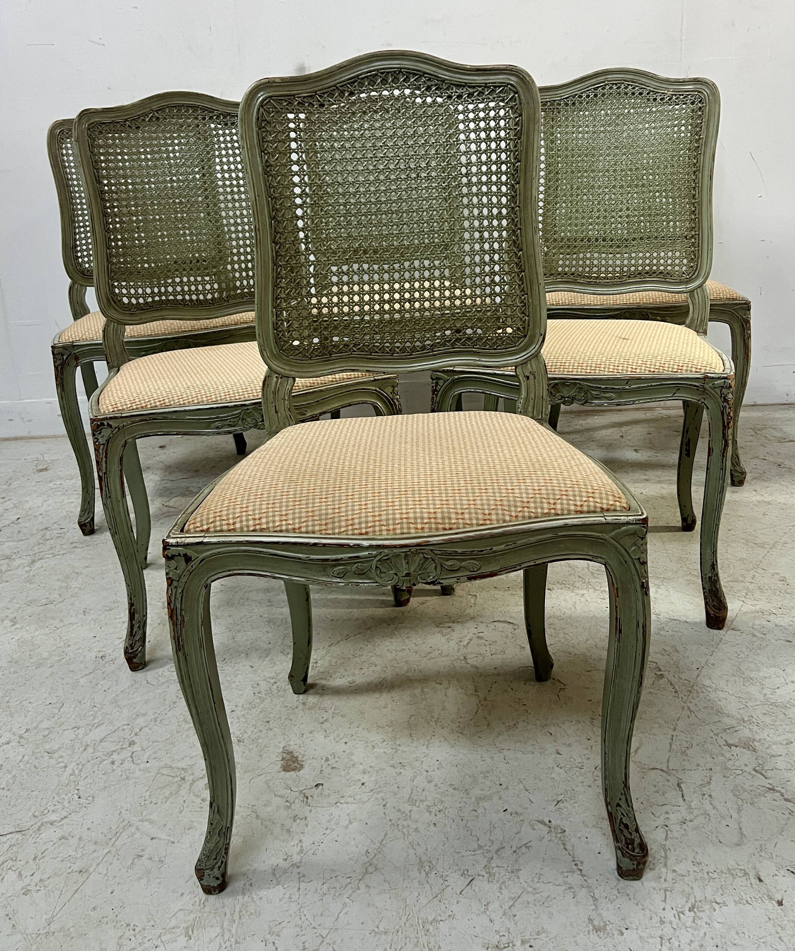 Suite de six chaises de style Louis XV en hetre laqué XX siècle