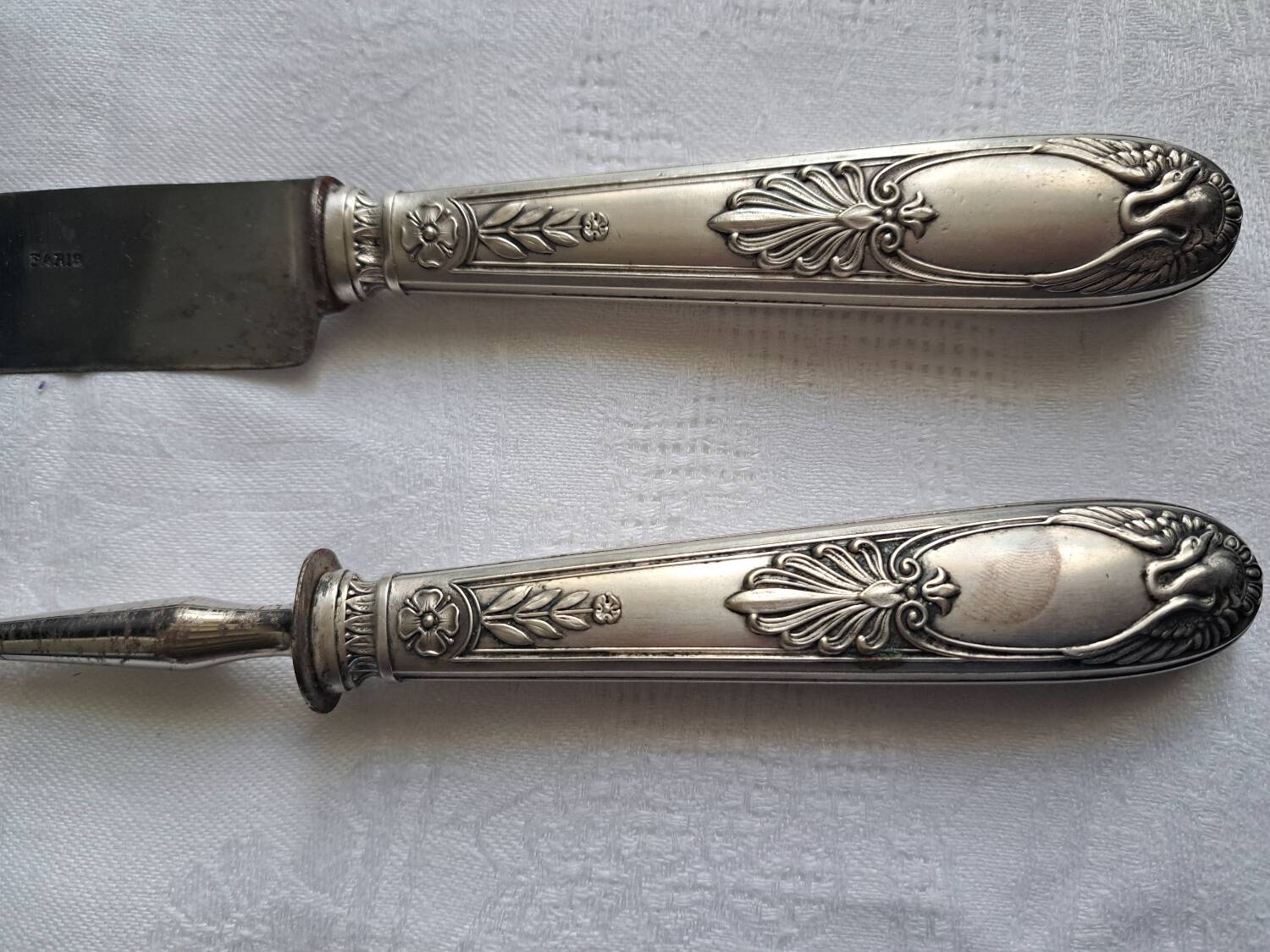 Silver-plated leg of lamb cutlery.