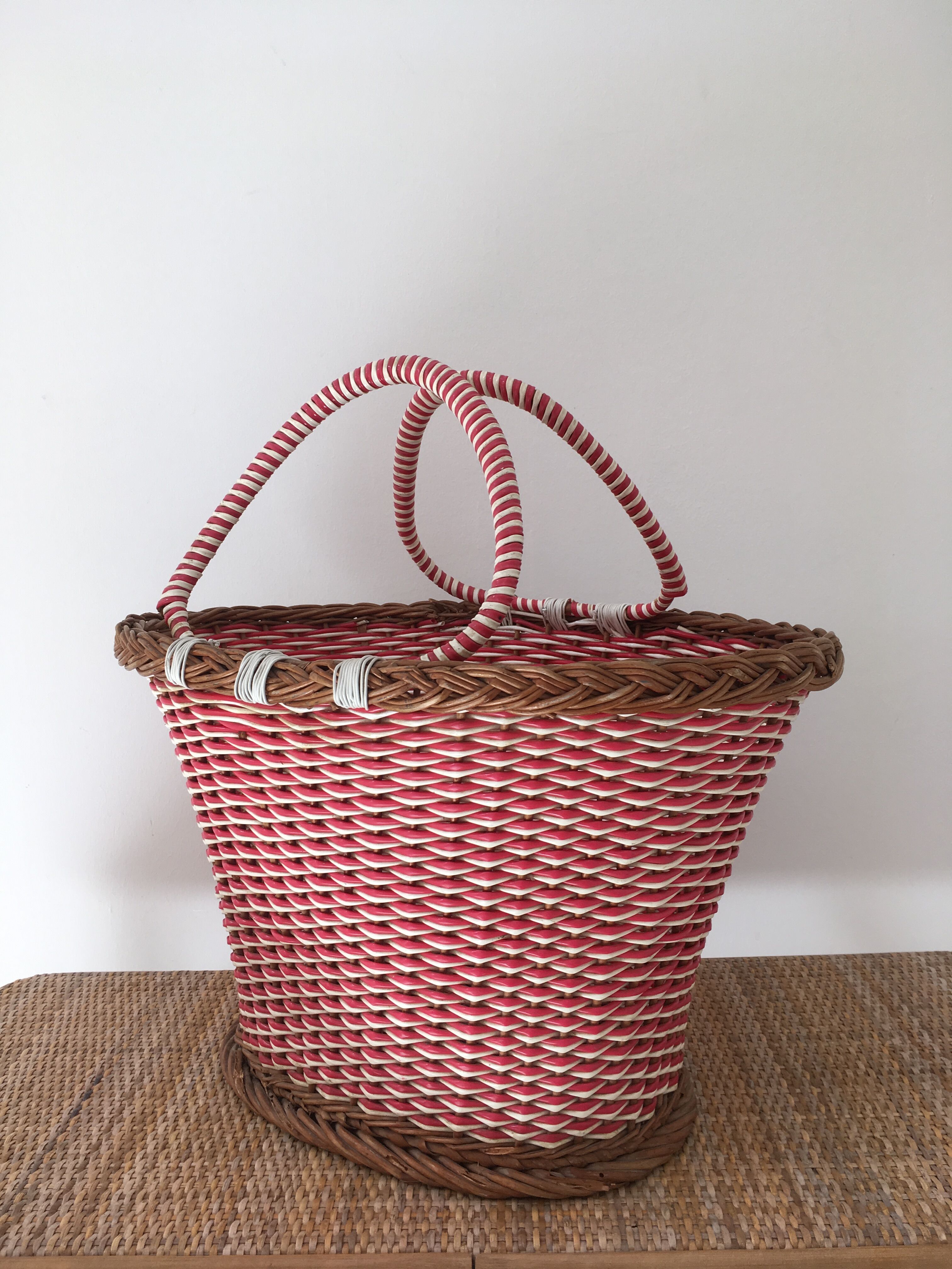 Basket wicker and typical of the 1970s scoubidou