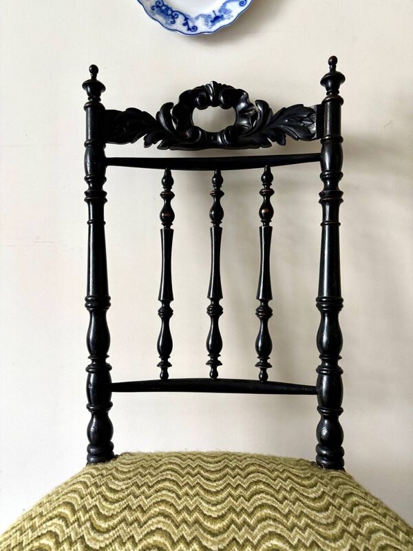 Chaise en bois tourné noir et laine verte