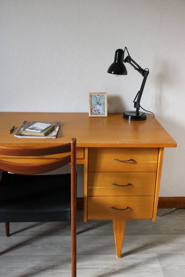 Bureau en bois de chêne, pieds compas, tiroirs, 1960