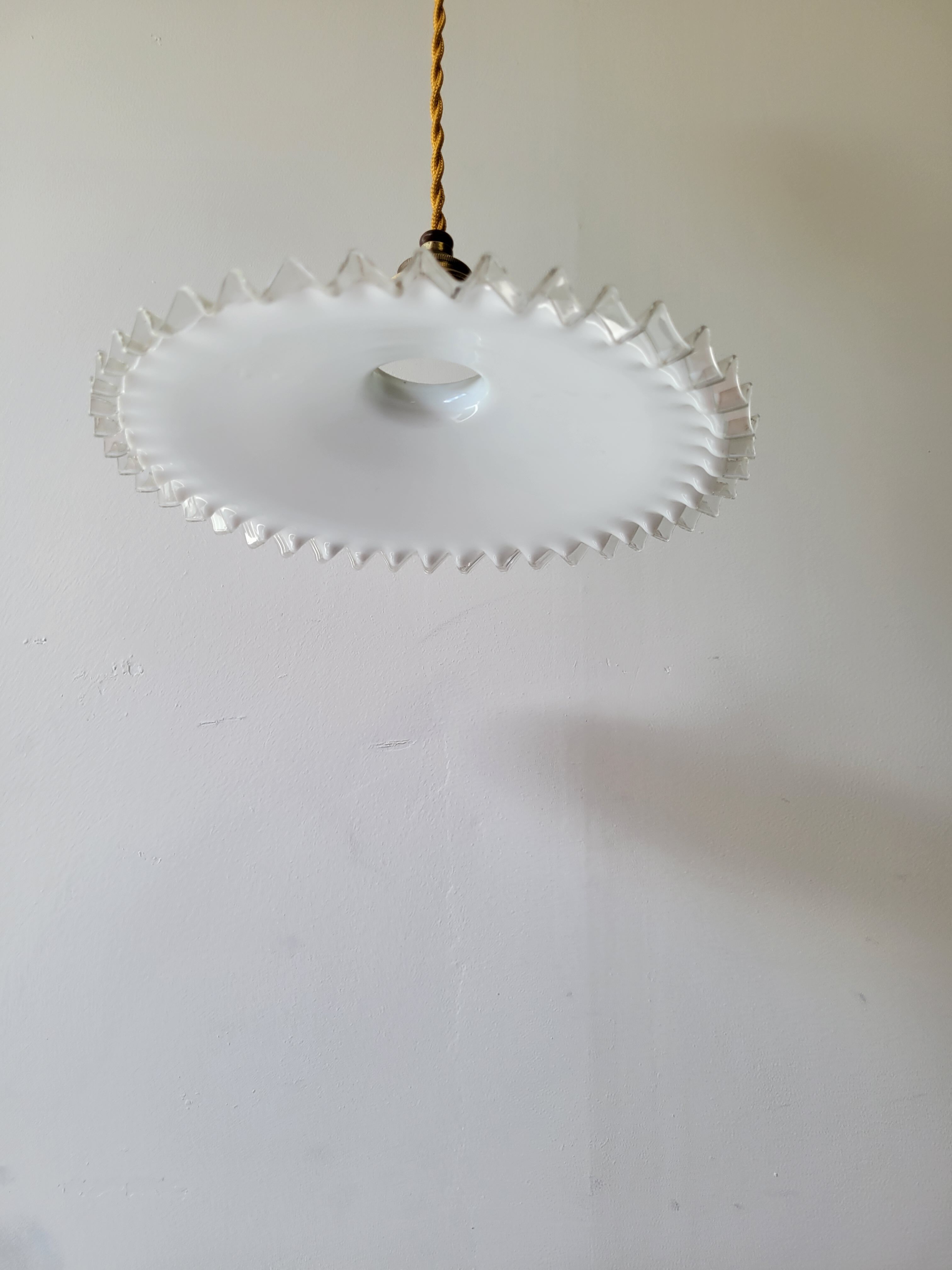 Serrated opaline suspension