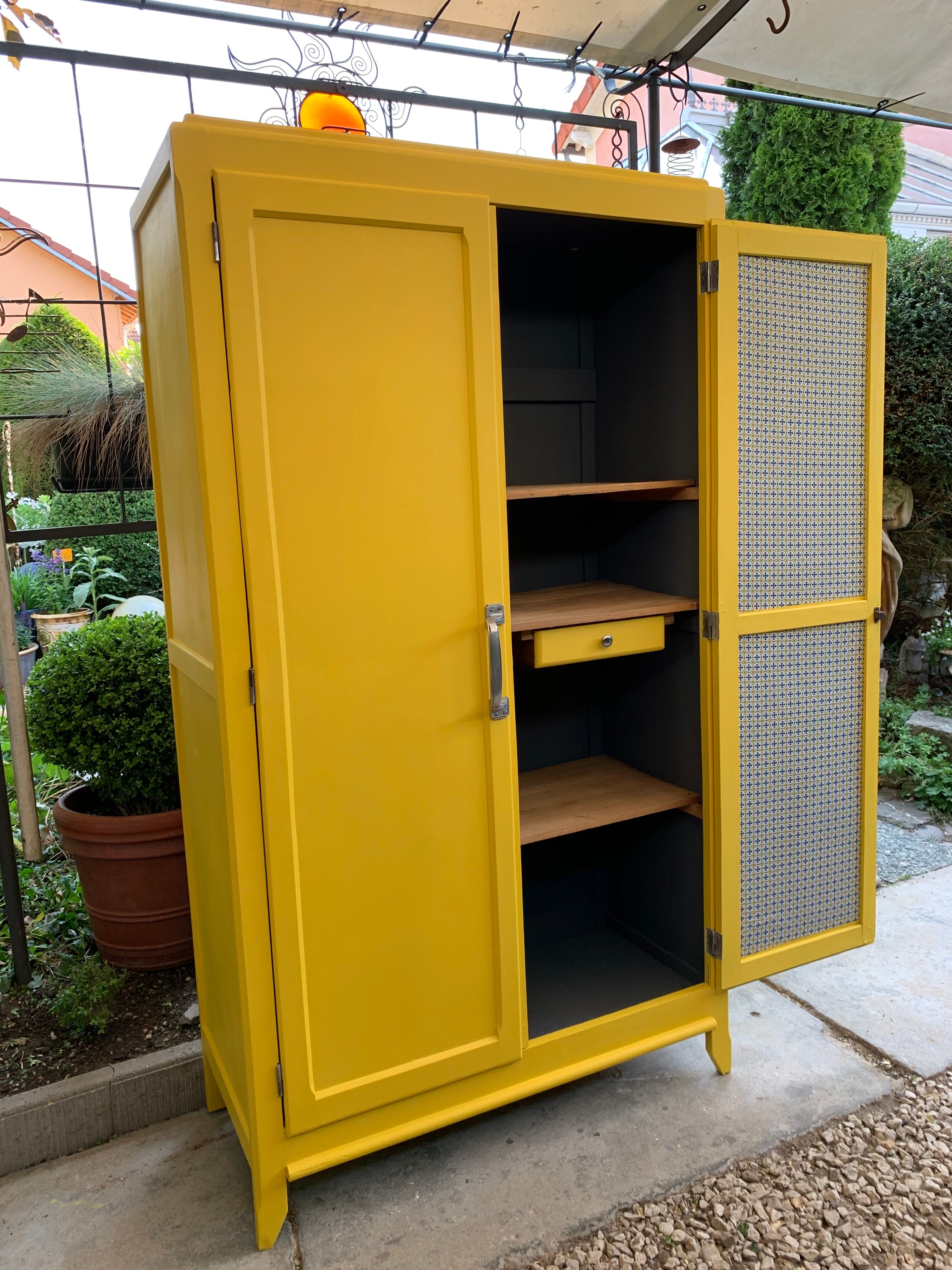 Armoire parisienne jaune poudrée 1950