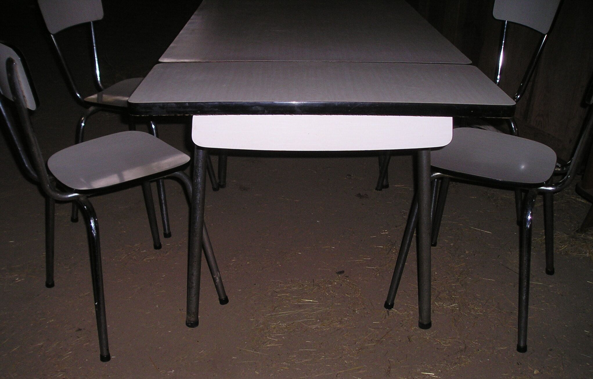 Table in formica and its 4 chairs