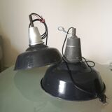 Paire de lampes suspensions émaillées 1950