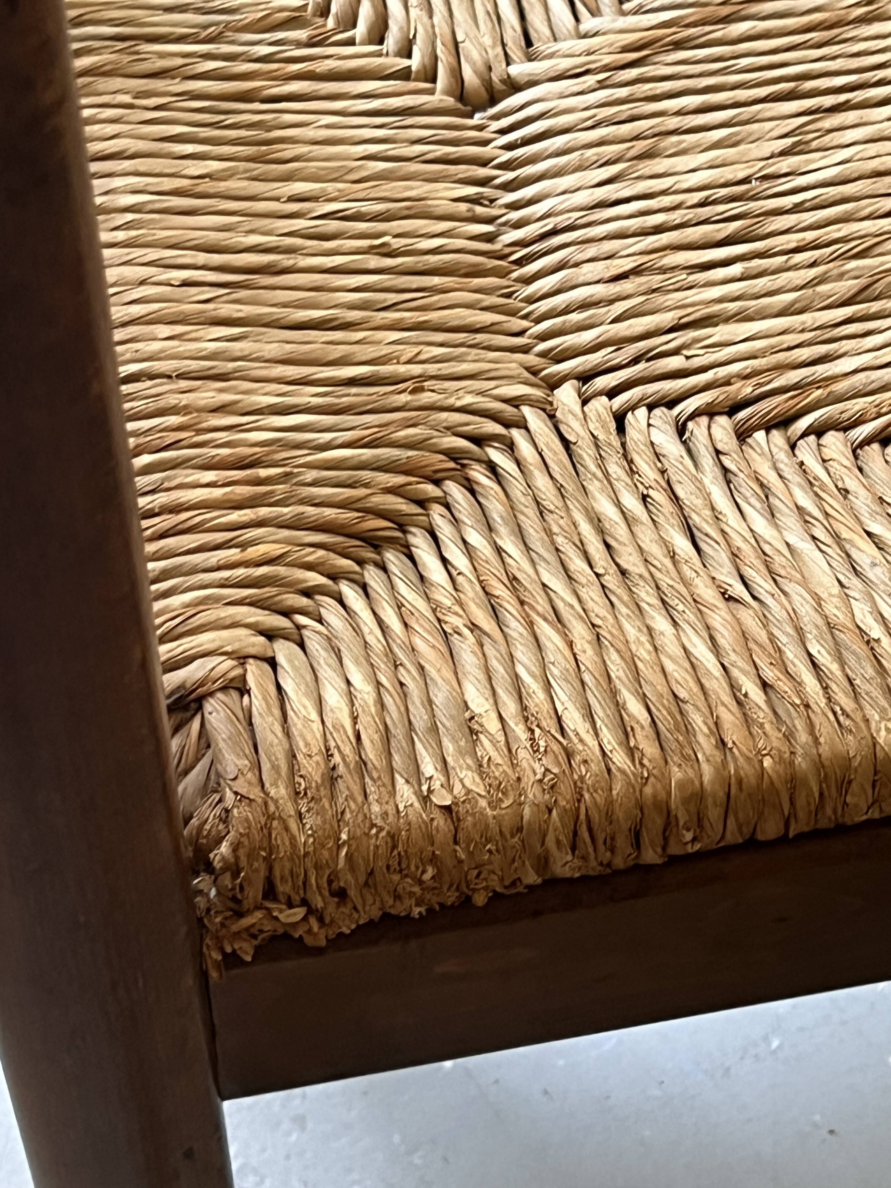 Lot of 4 modernist chairs in solid wood, leather and straw, Italy 1970.