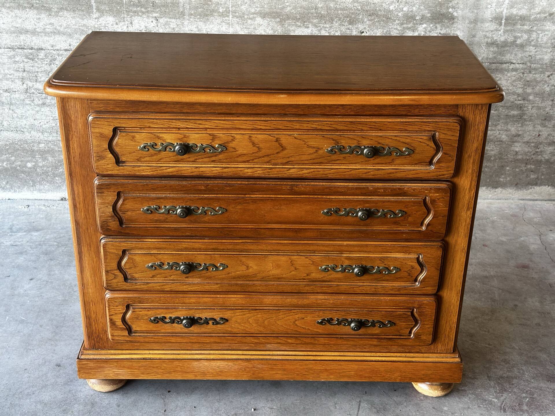 Commode en chêne à quatre tiroirs, style classique