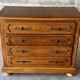 Commode en chêne à quatre tiroirs, style classique