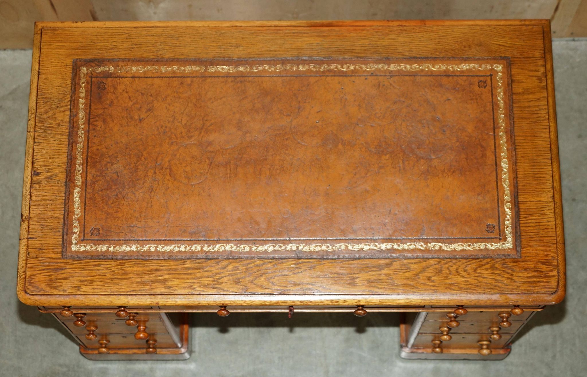 Bureau victorien en chêne miel avec cuir teint à la main