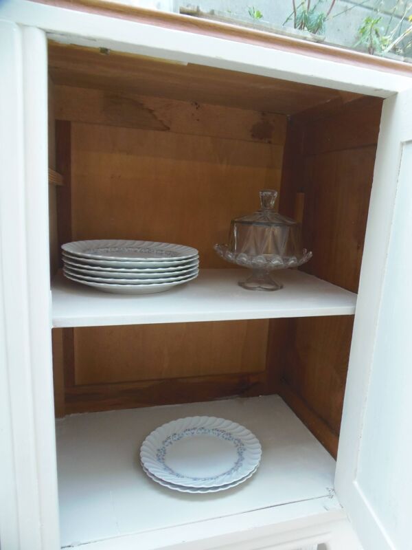 Buffet vintage beige en bois, plateau chêne – meuble ancien campagne chic