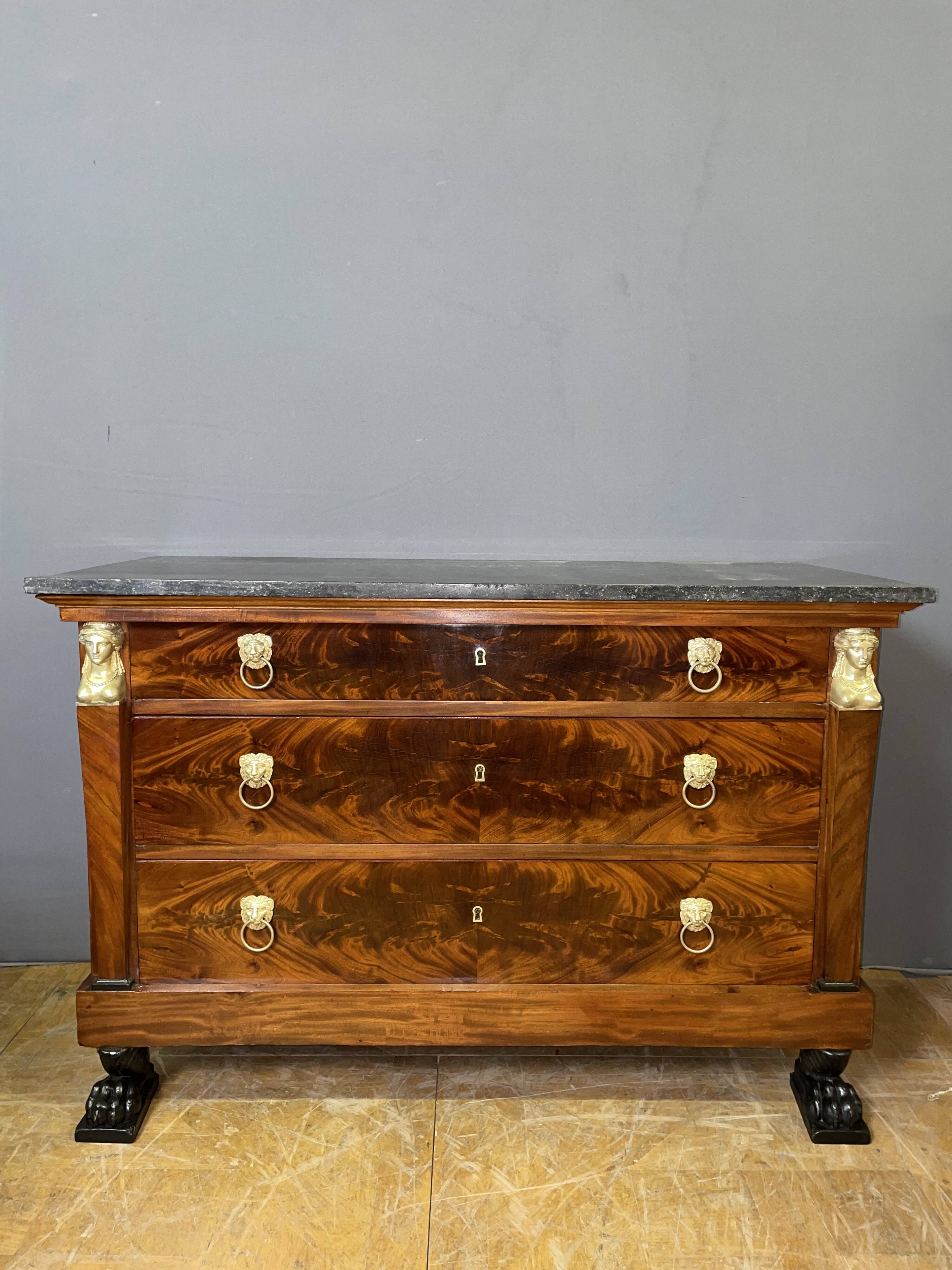Commode d'époque Consulat en acajou et placage d'acajou