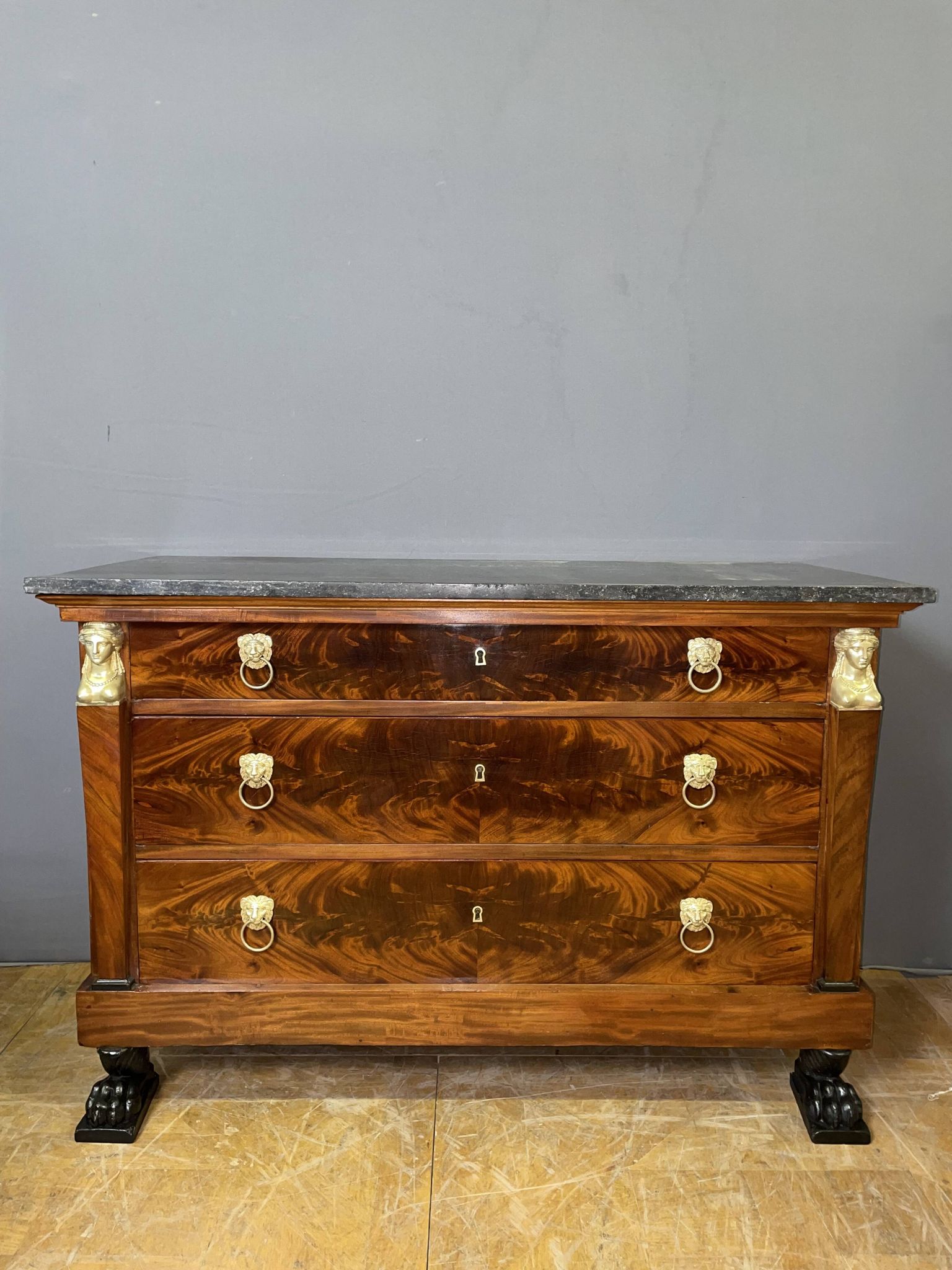 Consulate period chest of drawers in mahogany and mahogany veneer