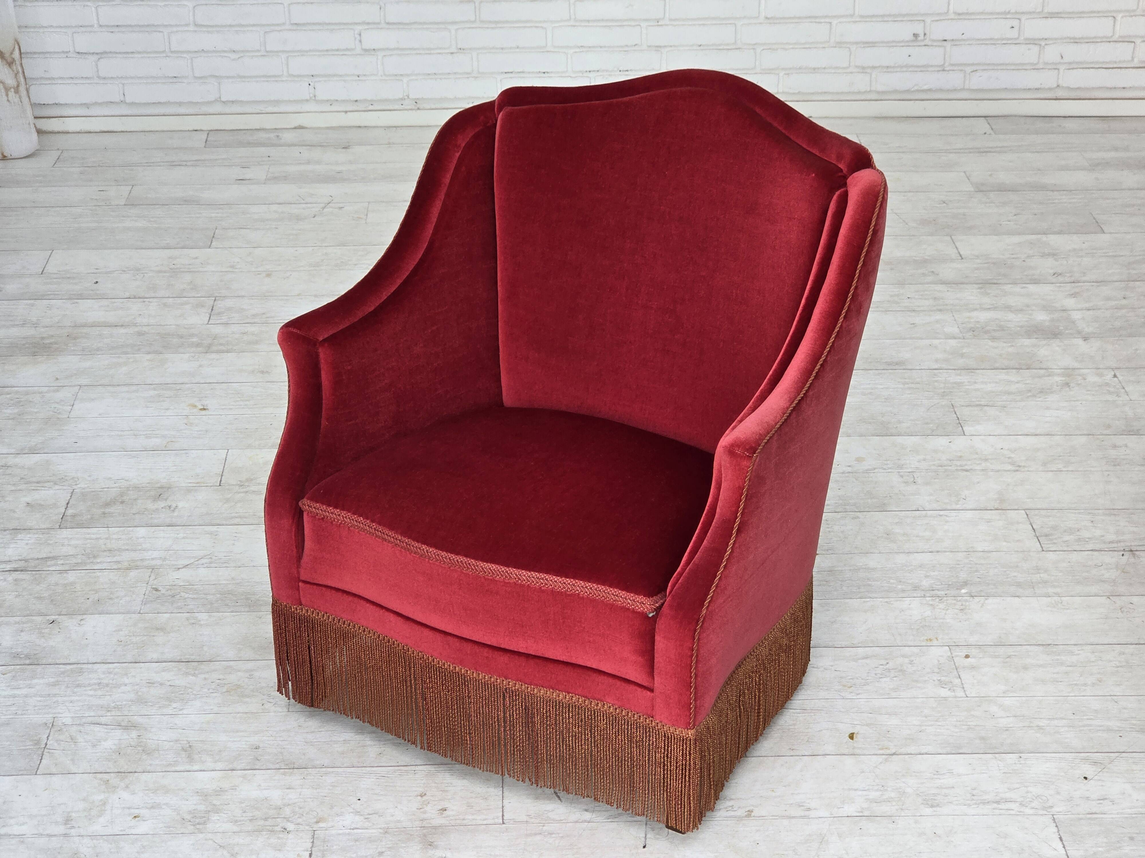 Fauteuil danois des années 1970, velours de mobilier, pieds en bois d'orme.