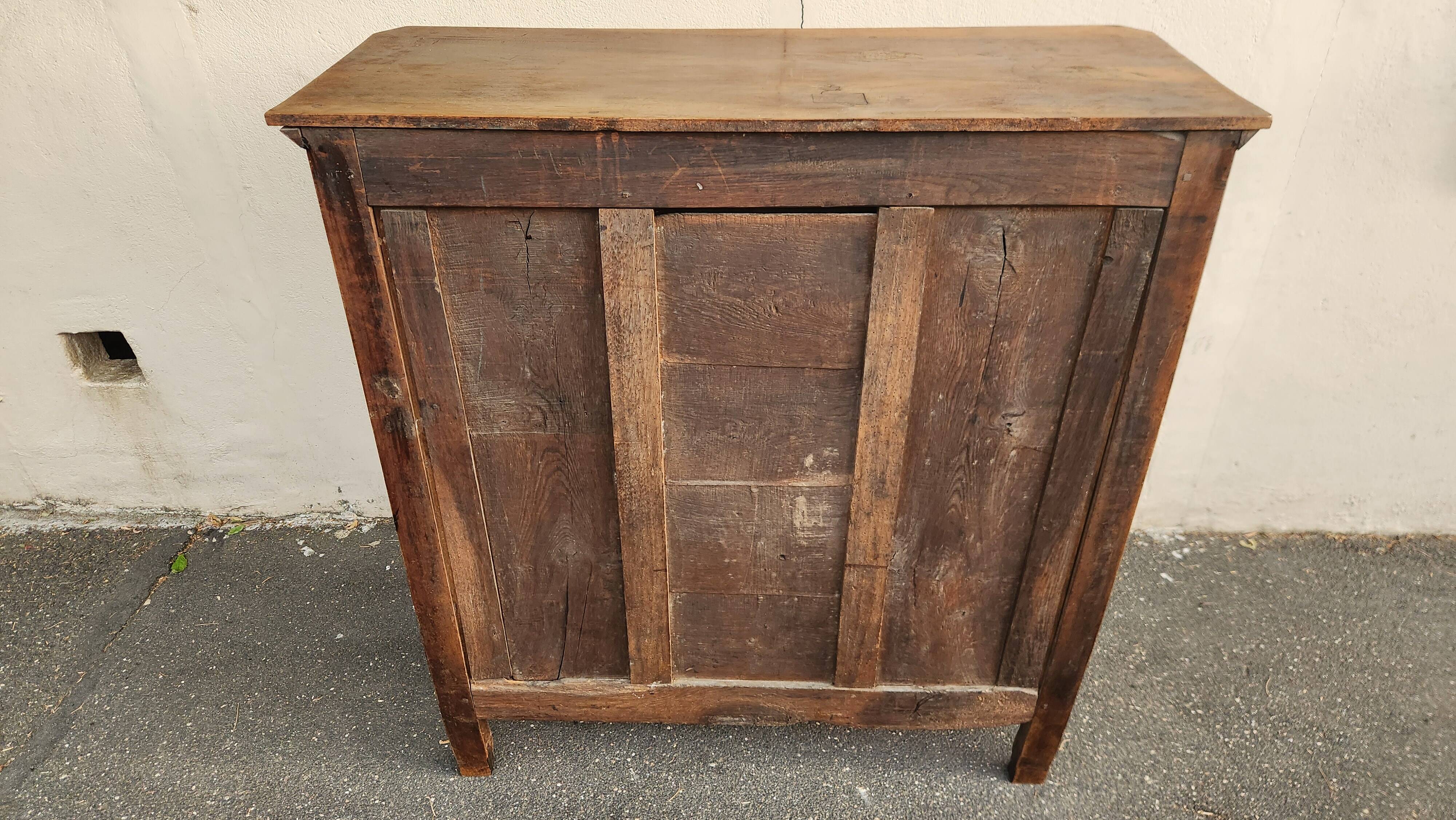 Buffet bas ancien en bois massif XVIII