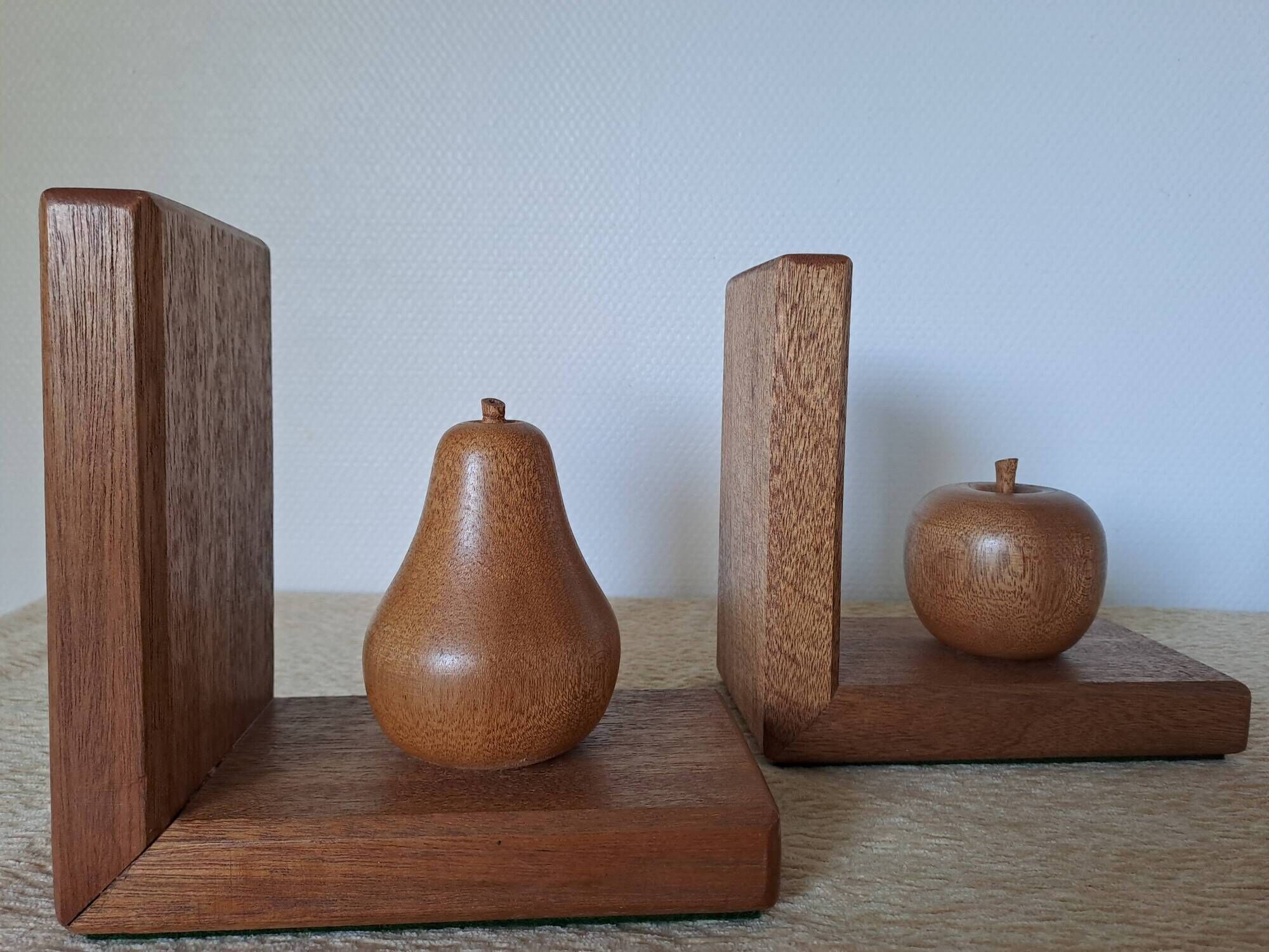 Wooden bookends shaped like an apple and pear – Minimalist design
