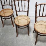 Chaise bistrot cannée ancienne en bois par les éditions Fischel
