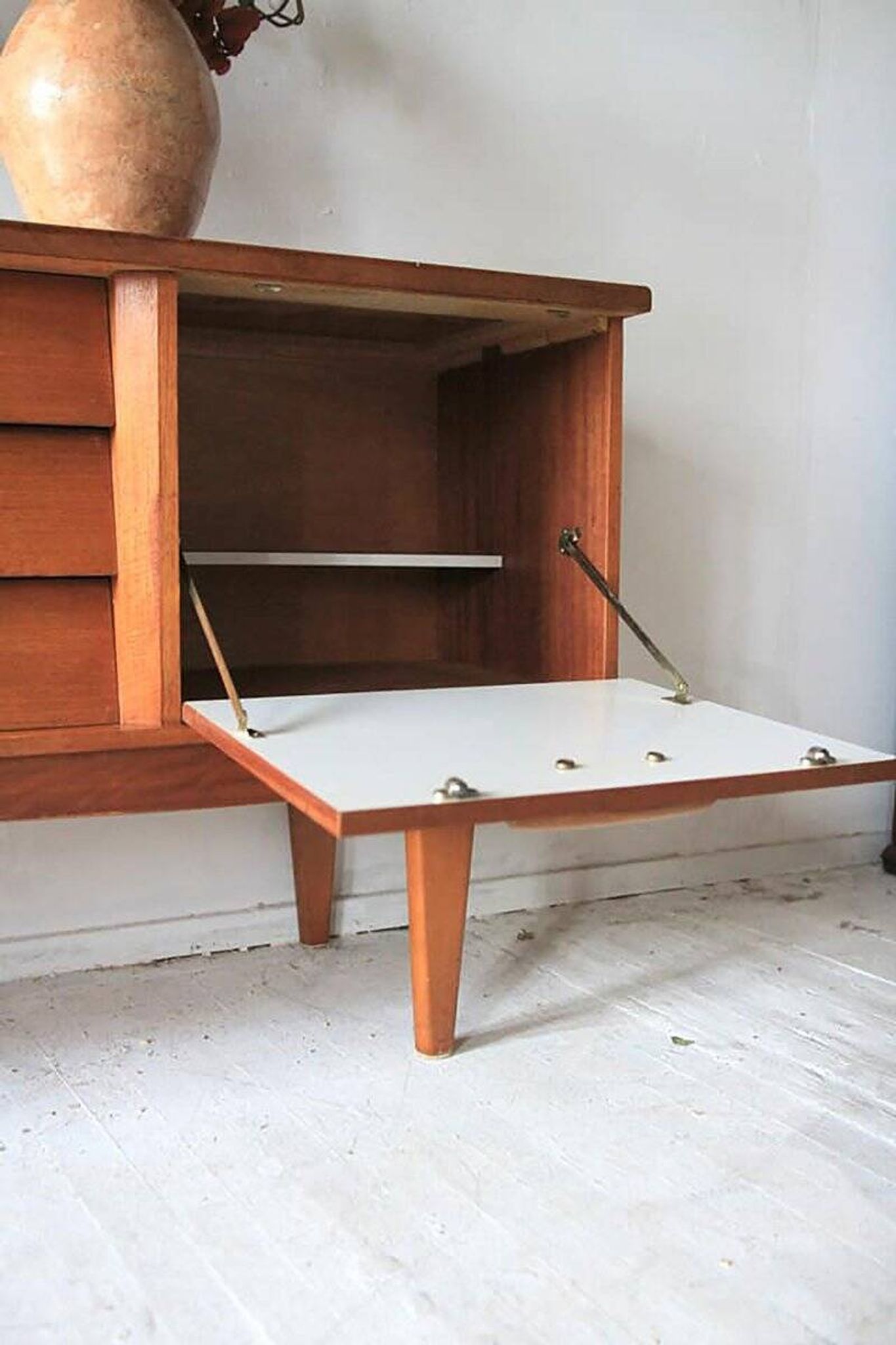 Enfilade Jentique in golden teak, brown wood, 1960s design large mid-century sideboard.