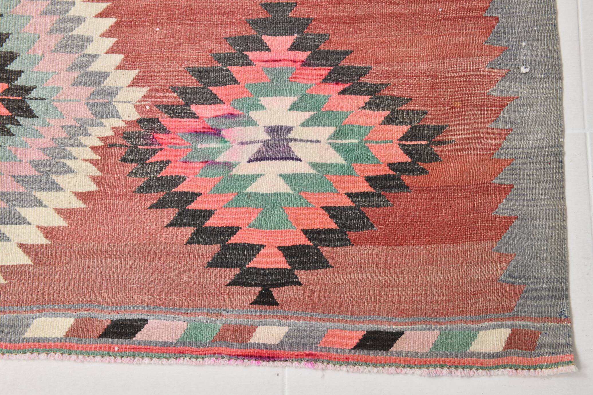 Tapis Kilim géométrique rouge et rose fait main 5x8, 160x238 cm