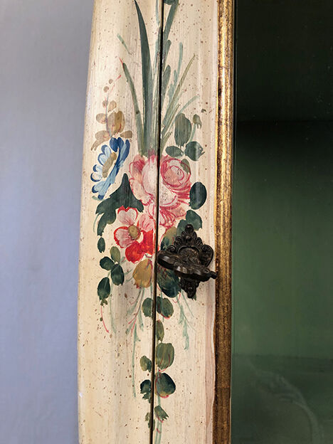 Venetian-style showcase chest of drawers in lacquered wood with flower painted decoration