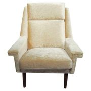 Fauteuil en velours beige danois The Moderns