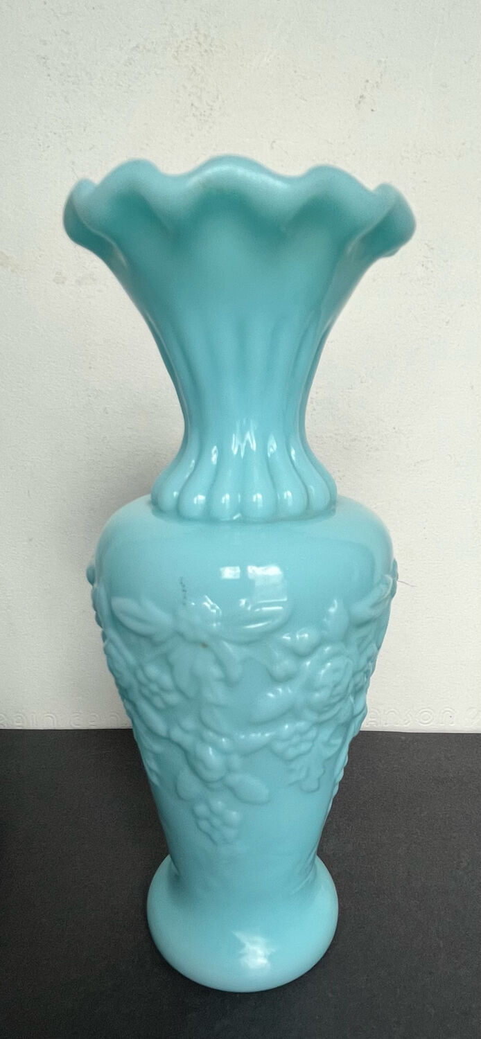 Pair of opaline candlesticks and its vase