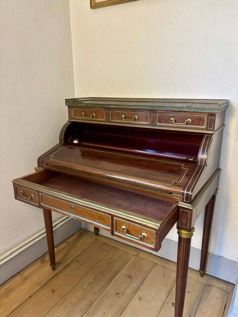 Cylinder desk with a system in mahogany in the Louis XVI style.