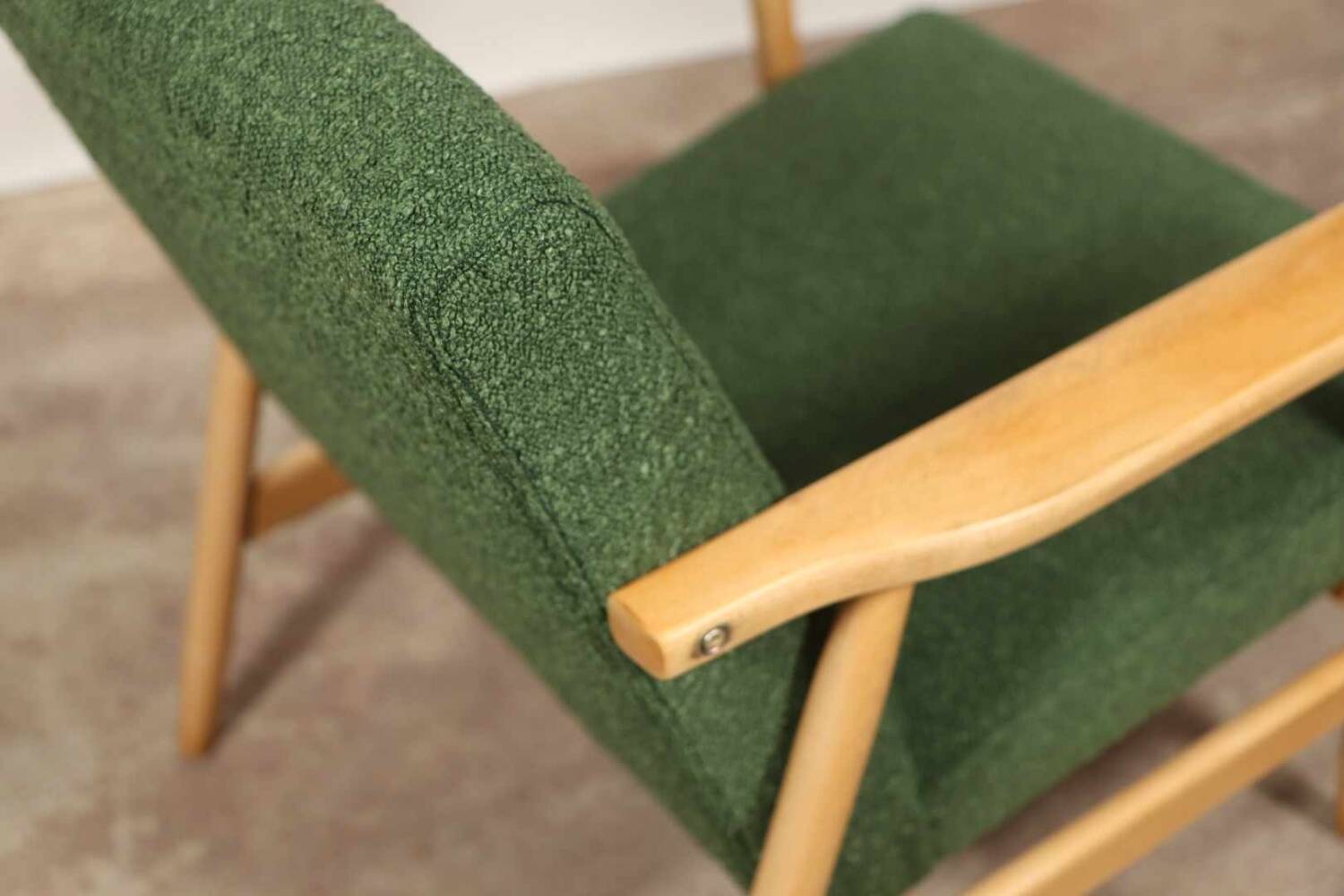 Fauteuil vintage Boucle verte bois naturel après rénovation