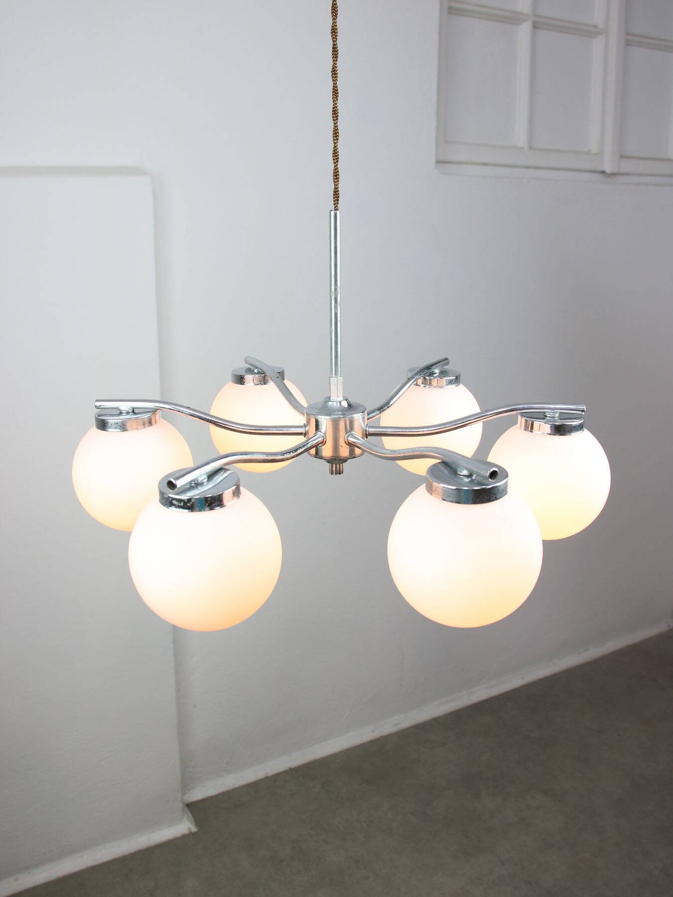 Lustre Vintage en Chrome et Opaline, Italie, années 1970