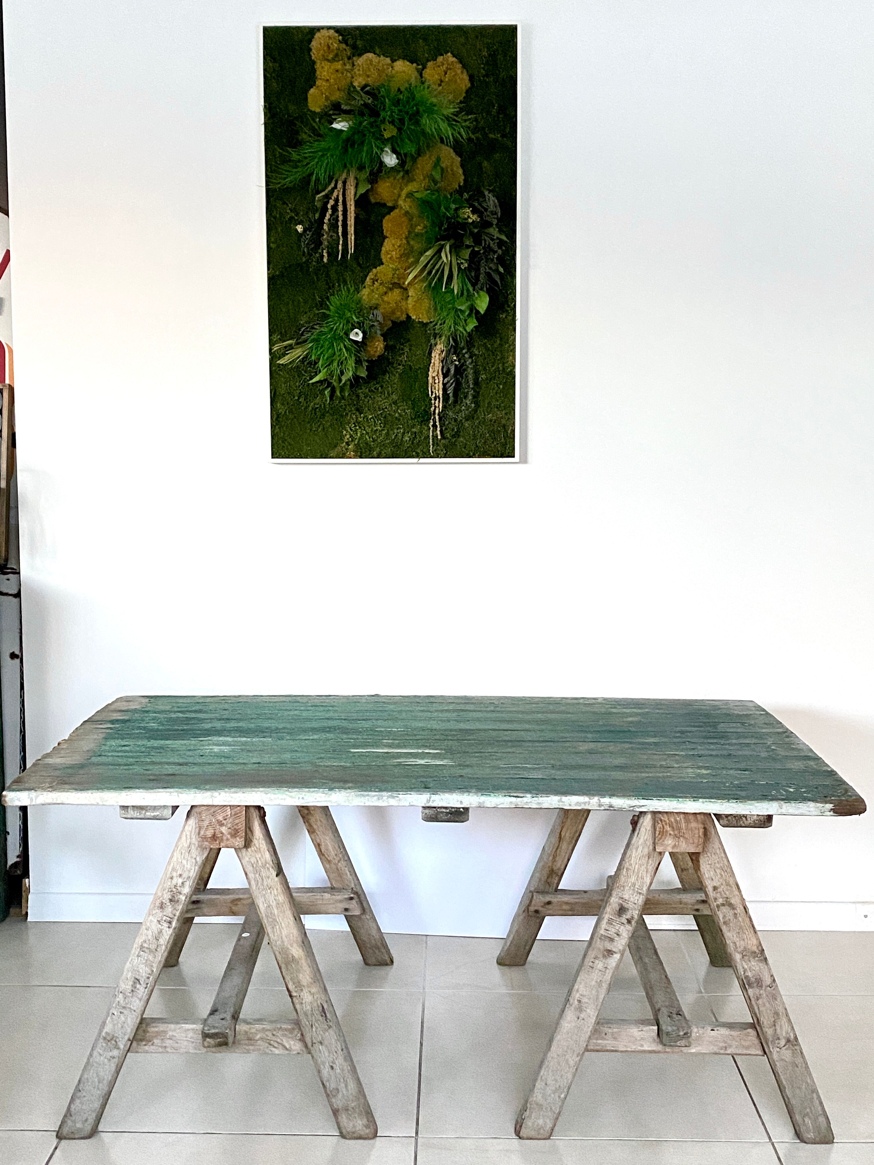 Table basse sur tréteaux anciens en bois