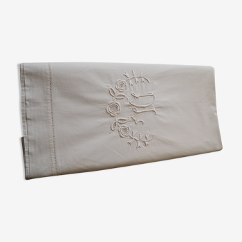 DL monogram embroidered sheet