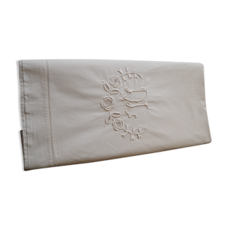 DL monogram embroidered sheet