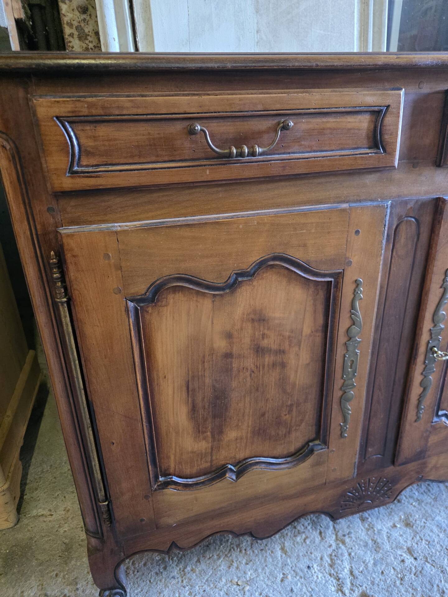 Buffet bas style Louis XV en merisier 